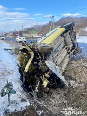На Закарпатті трапилась дивна ДТП. Власник авто був шокований – 02