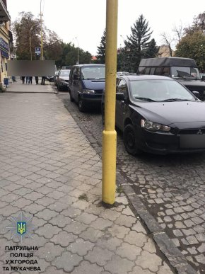 Патрульні провели профілактичні бесіди з водіями, які неправильно паркуються – 02