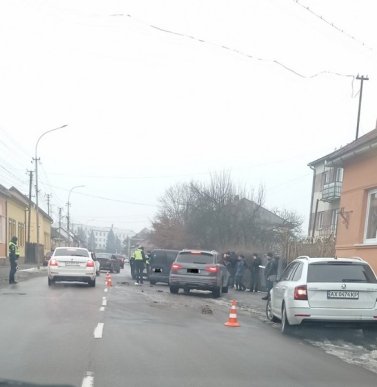 У Мукачеві сталась потрійна ДТП. Рух ускладнено – 02