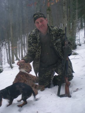 Поліція відкрила кримінальну справу на лісничого, чиє фото з вбитими тваринами знайшли в соцмережі – 01