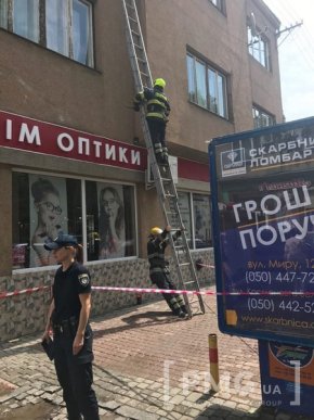 У Мукачеві на голови людей падала штукатурка – 03