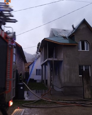 Вихідними рятувальники гасили пожежу в двоповерховому будинку – 02 Вихідними рятувальники гасили пожежу в двоповерховому будинку – 02