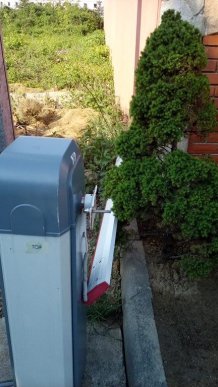 На вулиці Драгоманова в Ужгороді комунальники демонтували два самовільно встановлені шлагбауми – 01