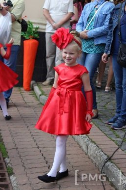 Центр Мукачева перетворився на великий концертний майданчик – 06