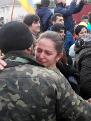 Зі сльозами на очах виноградівці зустрічали бійців 128-ої бригади (ФОТО) – 06