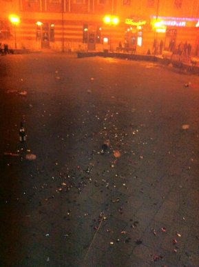 Центр Хуста після святкування Нового року "заполонили" маса різного непотребу і битого скла – 02