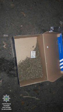 У Мукачеві та Ужгороді патрульні затримали молодиків з наркотиками – 04