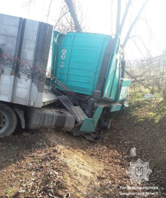 У Мукачівському районі сталась ДТП за участі вантажівки – 02