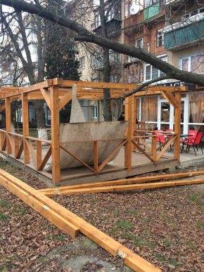 На вулиці Собранецькій ужгородські "муніципали" демонтували терасу – 03