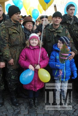 У Мукачеві з оплесками зустрічали героїв-бійців 128-ої бригади (ФОТОРЕПОРТАЖ) – 27