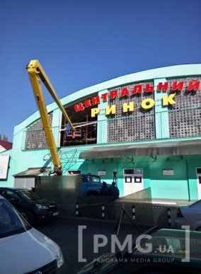 У Мукачеві ремонтують центральний вхід "Зеленого ринку" – 01