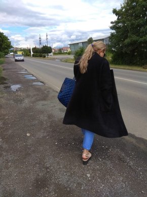 У соцмережі оприлюднили фото жінки, яка краде гаманці у пасажирів маршруток – 05