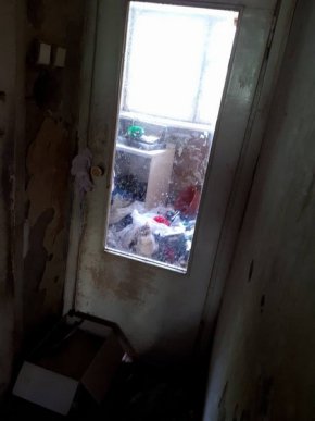 Ужгородці скаржаться на жінку, яка перетворила свою квартиру на сміттєзвалище, – соцмережі – 02