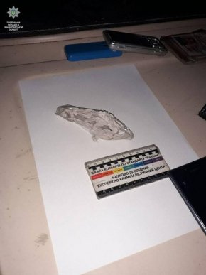 Вночі у Мукачеві патрульні знайшли наркотичні речовини у двох чоловіків – 08