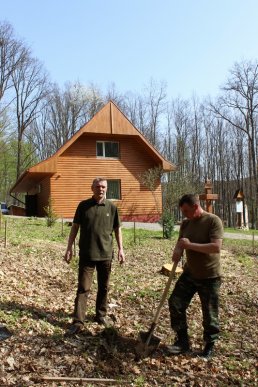 У Шевченківській алеї, що на Ужгородщині, відомі закарпатці висадили нові дерева – 09