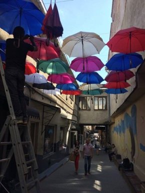 У центрі Ужгорода створюють кольорову алею парасольок – 04