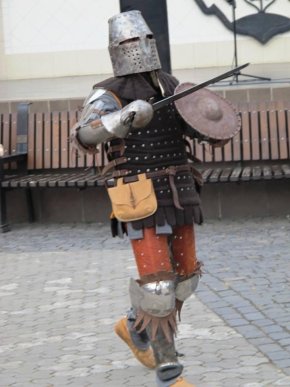 У центрі Ужгорода лицарі влаштували середньовічну битву – 06