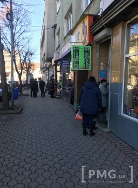 В обмінниках Мукачева різко впав курс долара – 04