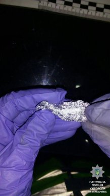 Протягом ночі патрульні виявили у молодиків наркотики – 01