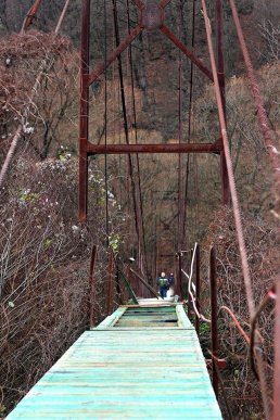 На Перечинщині людина провалилась крізь пошкоджене покриття аварійного мосту – 01