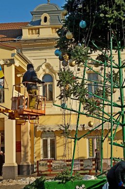 Свята закінчилися: у Мукачеві демонтували головну ялинку міста – 03