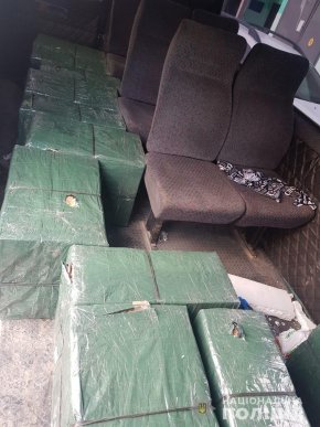 У селі на Рахівщині зупинили підозрілий мікроавтобус – 02