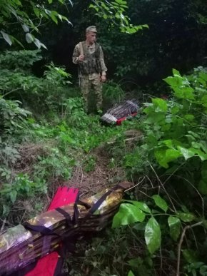 Чоловіки несли великі сумки: біля кордону помітили контрабандистів – 01