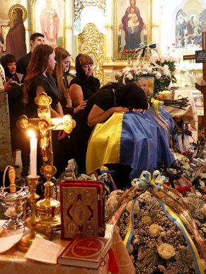 У Мукачеві люди навколішках проводжали Героя в останню дорогу – 04 У Мукачеві люди навколішках проводжали Героя в останню дорогу – 04