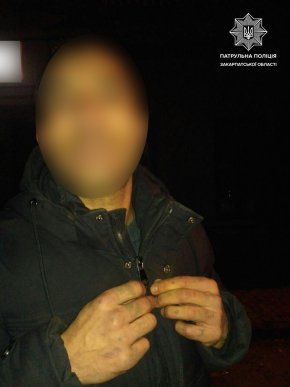 В Ужгороді в барі готелю пограбували двох відпочивальників – 03