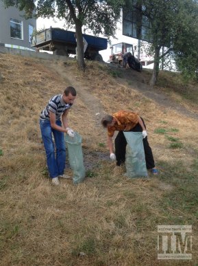 Свідомі мукачівці очищали набережну міста від сміття (ФОТО) – 05 Свідомі мукачівці очищали набережну міста від сміття (ФОТО) – 05