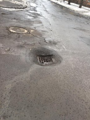 У соцмережах ужгородці скаржаться на жахливий стан вуличних доріг – 07 У соцмережах ужгородці скаржаться на жахливий стан вуличних доріг – 07