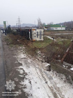 Патрульні розповіли про аварію, яка сталась поблизу ринку "ГІД" у Мукачеві – 02