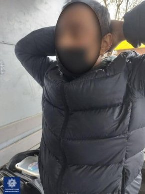 В одному з міст Закарпаття чоловік розгулював з ножем – 01 В одному з міст Закарпаття чоловік розгулював з ножем – 01