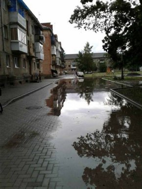 Негода створила у Мукачеві водні атракціони для дітей – 03