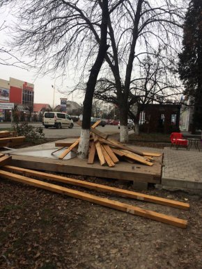 На вулиці Собранецькій ужгородські "муніципали" демонтували терасу – 08