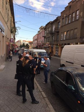 Конфлікт у центрі Мукачева: у відповідь на зауваження "муніципалів" порушники жбурнули камінь в автомобіль – 03