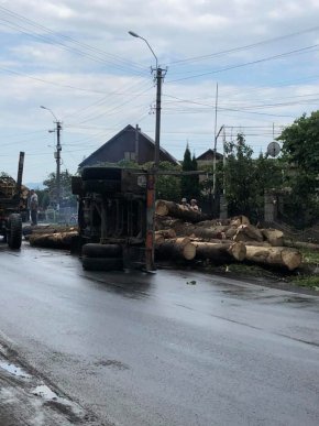 На Закарпатті перекинувся лісовоз – 02
