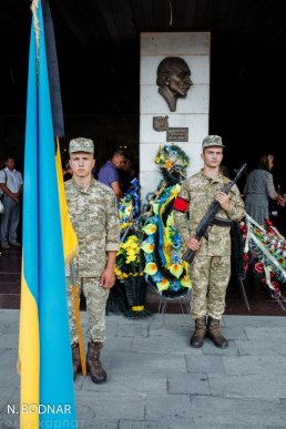 В Ужгороді в останню путь провели військових, які нещодавно трагічно загинули – 01