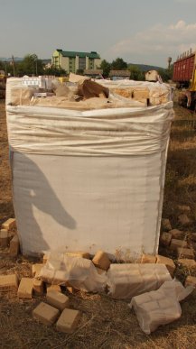 На Закарпатті під паливними брекетами виявили партію контрабандних цигарок – 07