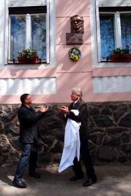 В Ужгороді відкрили пам’ятну дошку видатному краєзнавцю Юрію Саку – 09