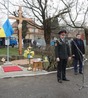На площі Віталія Постолакі в Ужгороді до Дня пам’яті Небесної Сотні встановили і освятили хрест – 10