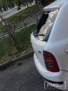 Результати конфлікту у Мукачеві: потрощена автівка та кров  – 04