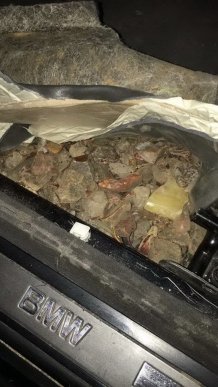 Двоє українців перевозили через кордон 30 кг бурштину та тисячі пачок сигарет – 01