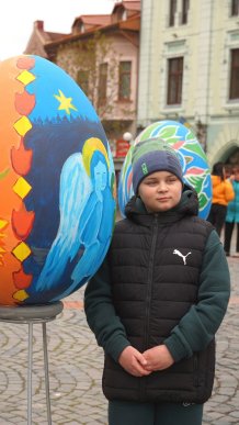 У центрі Мукачева проводять виставку макетів великих писанок – 11