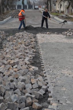 На вулиці Петефі у Мукачеві укладають бруківку – 02