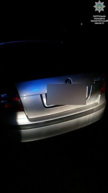 Патрульні зупинили автівку з ймовірно підробленими документами – 01