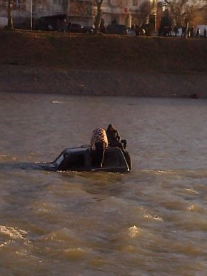 Рятувальники допомогли двом горе-екстремалам вибратись з Ужа – 01