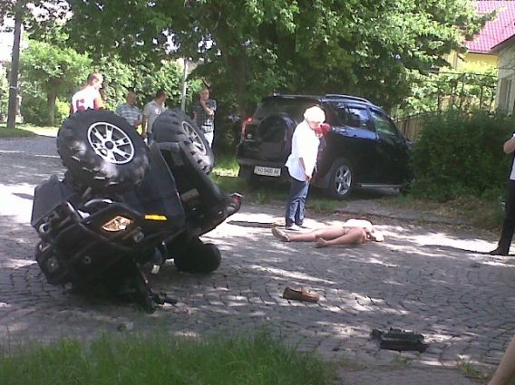 В Ужгороді автомобіль зніс квадроцикл: є постраждалі (ФОТО) В Ужгороді автомобіль зніс квадроцикл: є постраждалі (ФОТО)