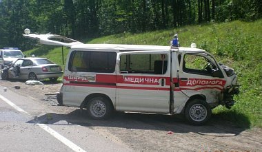 Швидка вискочила на зустрічну смугу, одна людина загинула Швидка вискочила на зустрічну смугу, одна людина загинула