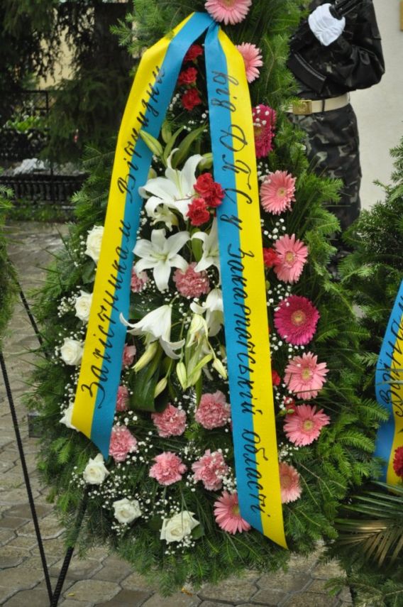 Податківці зганьбились під час покладання вінків (ФОТО) Податківці зганьбились під час покладання вінків (ФОТО)